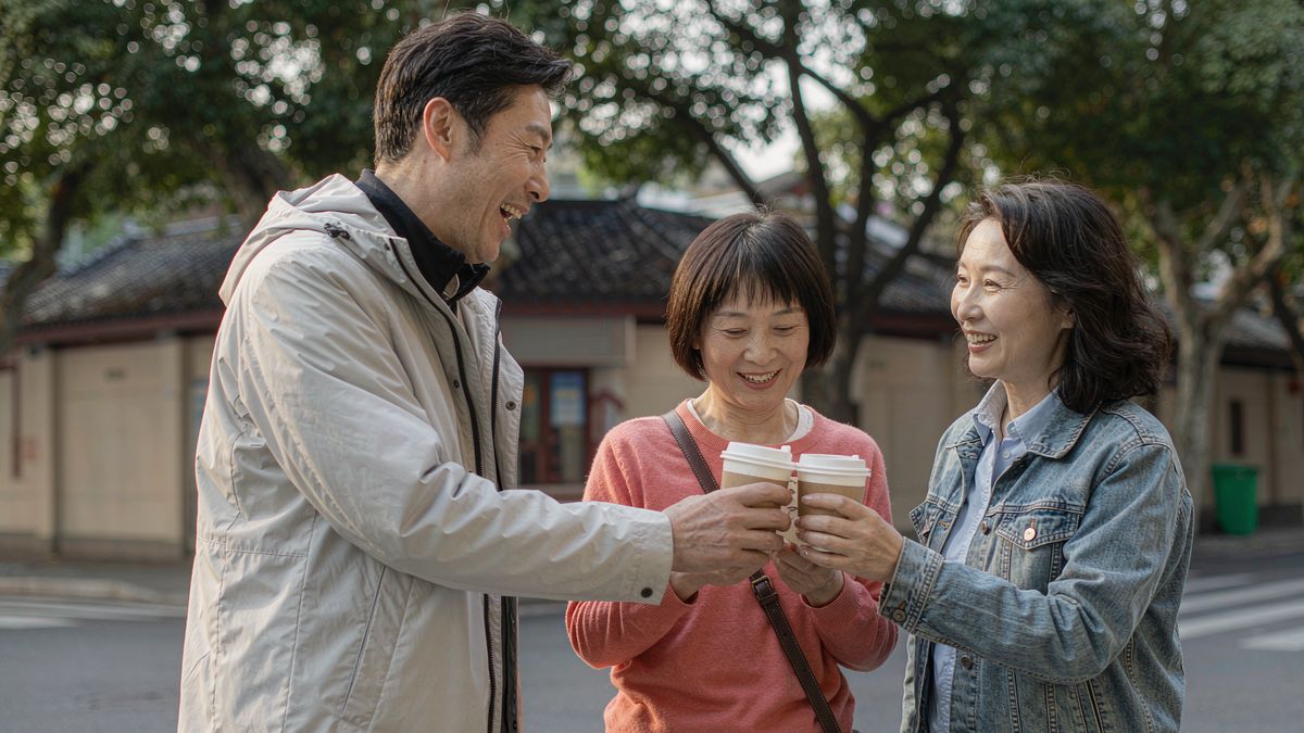 朋友们在城市街角边走边聊的真实日常