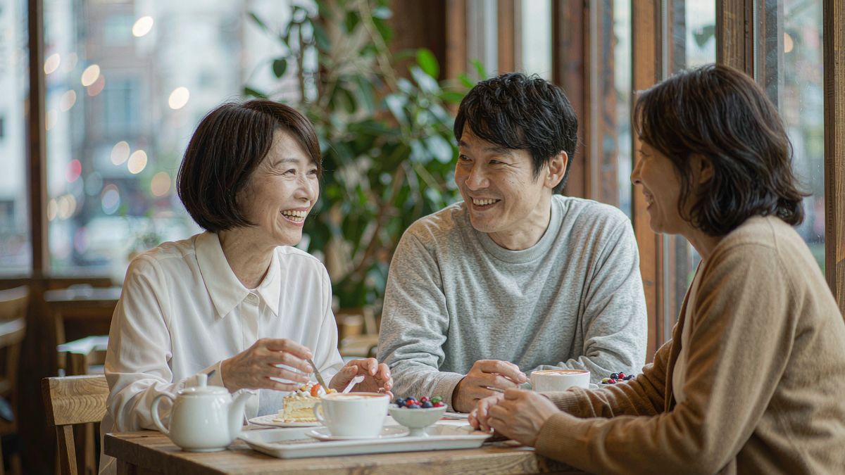 朋友们在城市咖啡馆里喝咖啡聊天