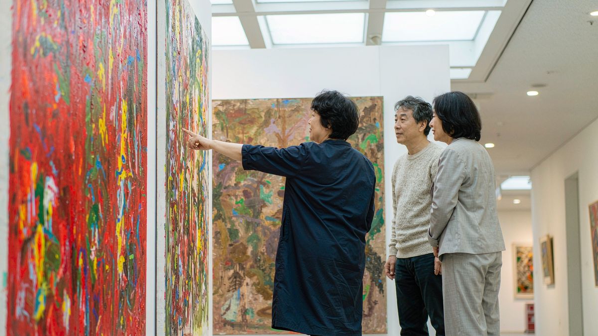 朋友们在美术馆里边走边看展