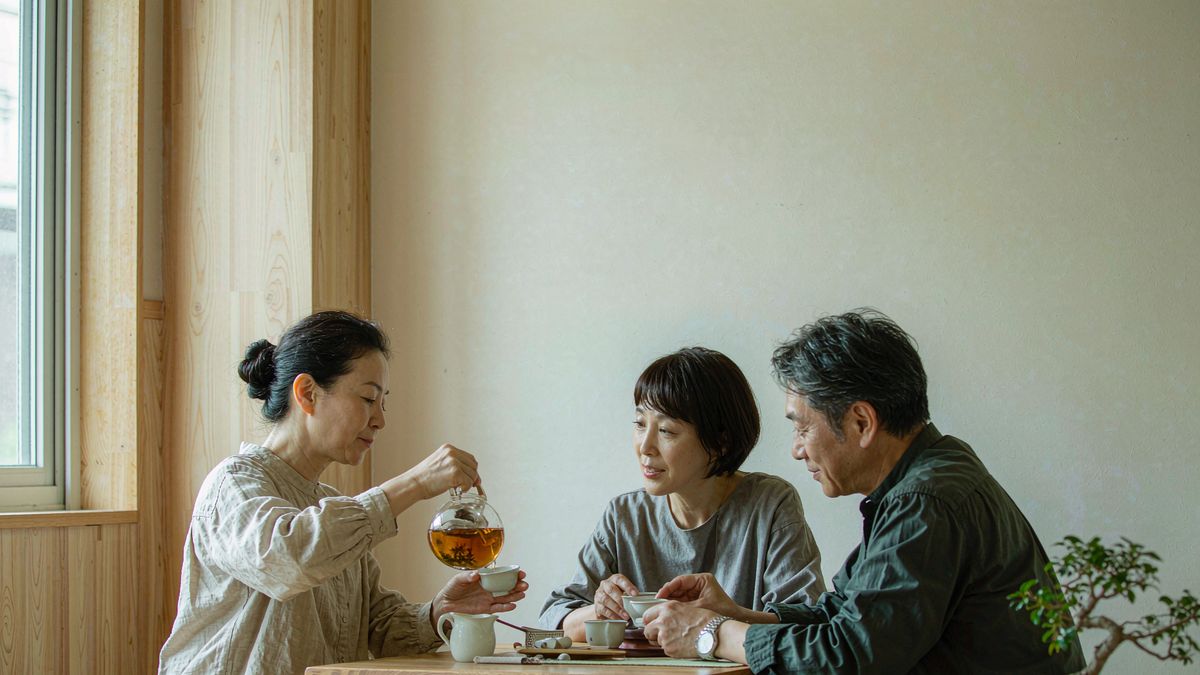 朋友们在现代茶空间里围桌品茶