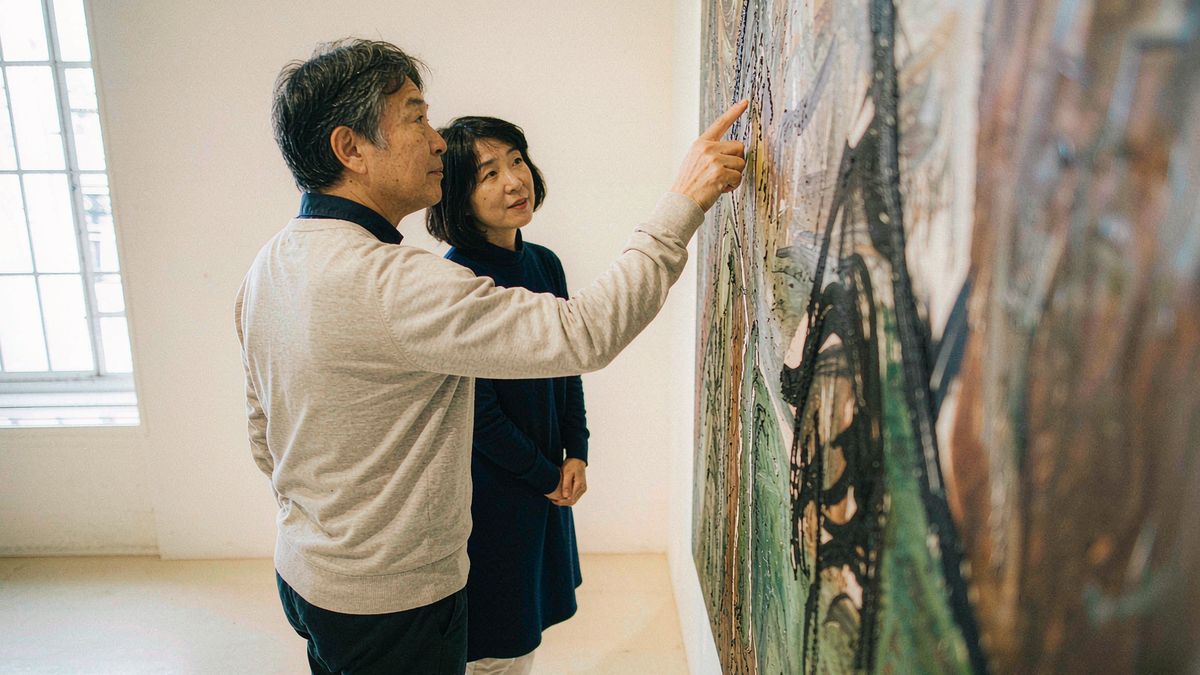 两位朋友在美术馆一起看展